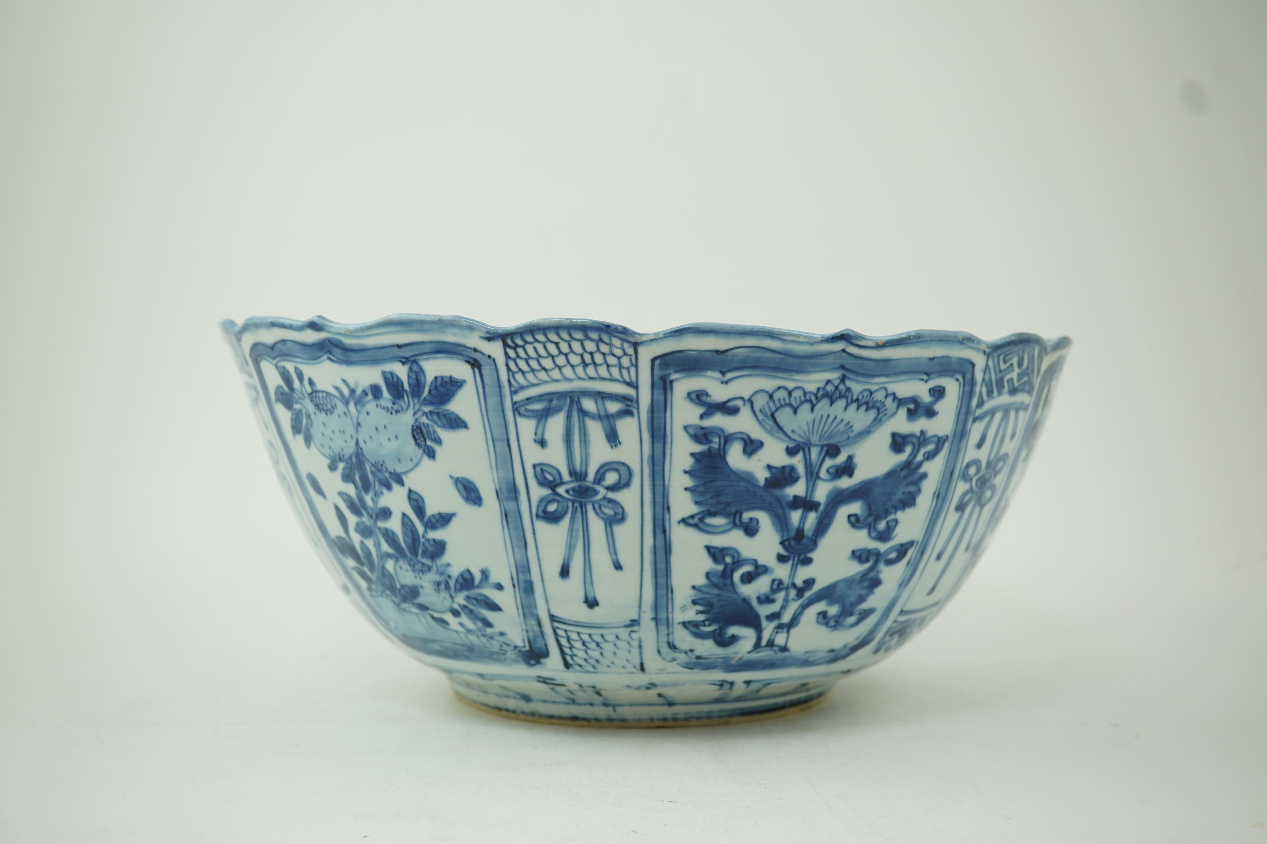 A large Chinese Ming blue and white ’kraak’ bowl, Wanli period (1572-1620)